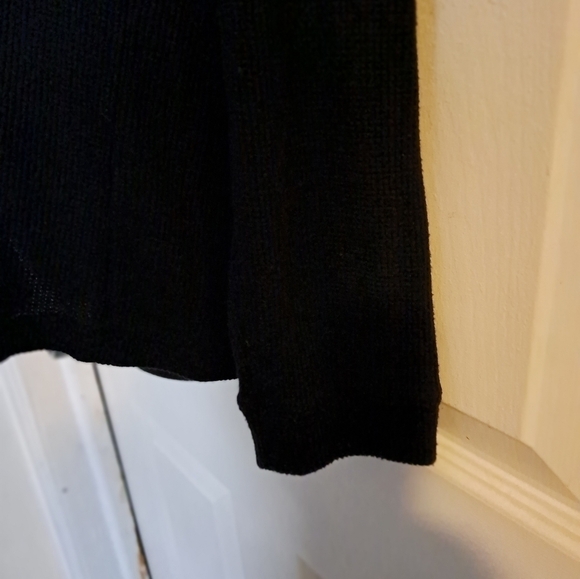 So Thermal large shirt 5/$25 - Picture 3 of 5